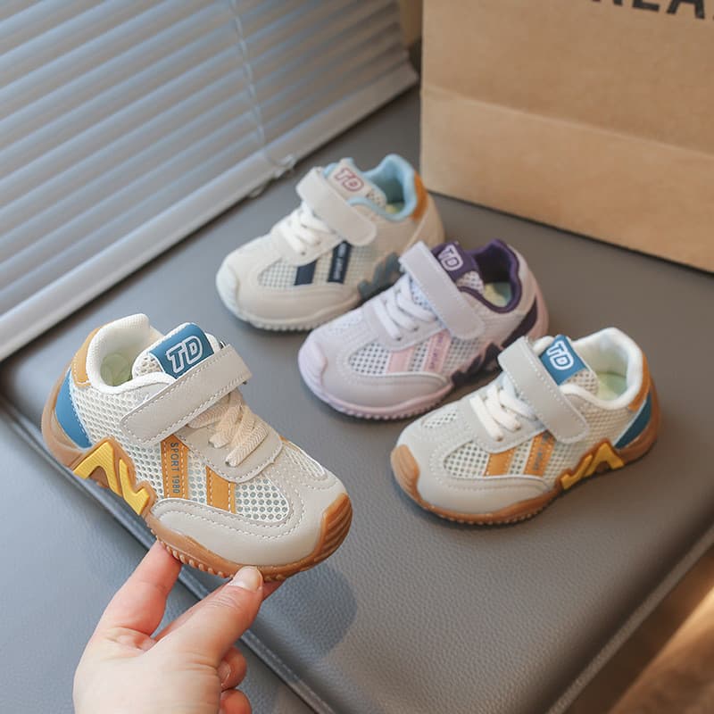 Crianças sapatos esportivos 2026 verão novo estilo de sola macia meninos tênis de corrida única malha respirável meninas