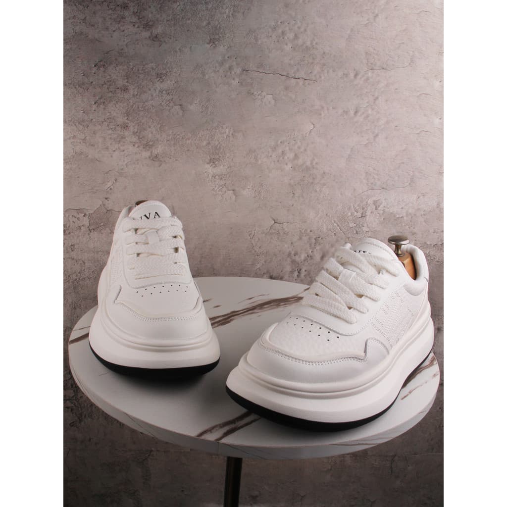 High-End pequenos sapatos brancos homens de sola grossa aumentando tênis casuais moda All-Match tênis masculino 2026 nov