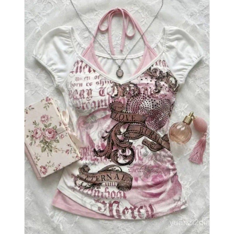 Camiseta feminina ADEM Y2K de manga curta com efeito de duas peças, apresentando cores contrastantes e um top estilo bon