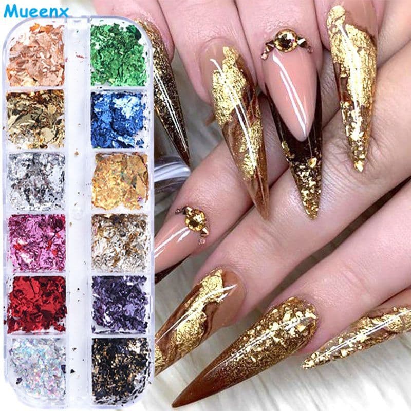 Unhas de luxo com lantejoulas douradas em cores aleatórias, que chamam a atenção, modernas e populares. Unhas