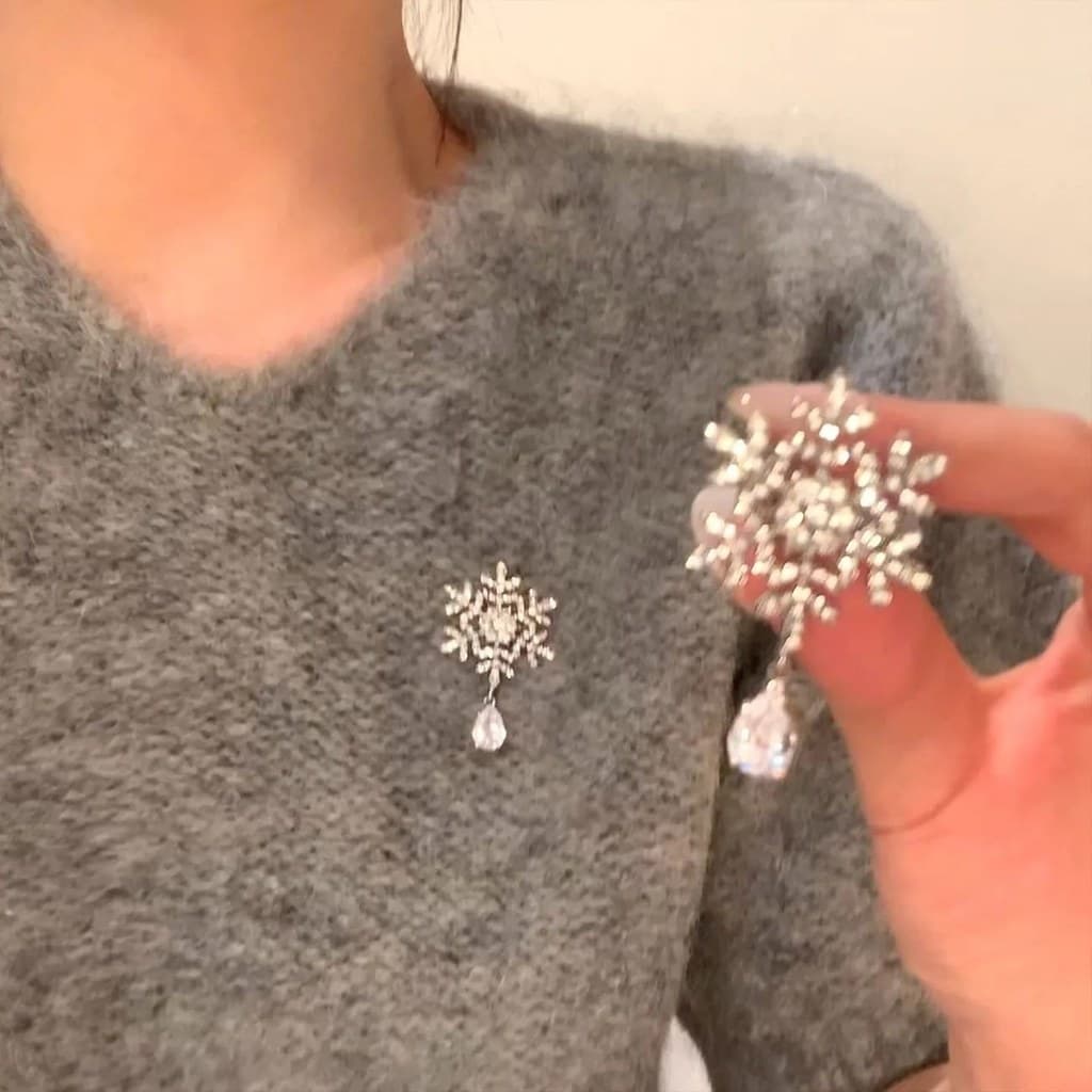 Piscando zircônio floco de neve gota de água pingente broche feminino requintado moda combinando camisola broche High-En