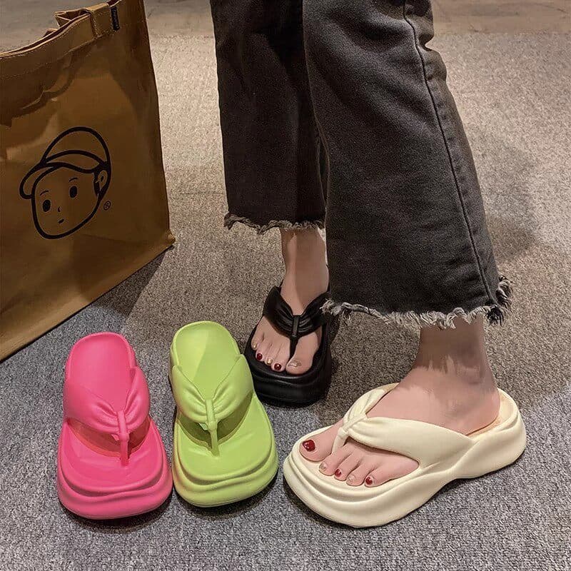 Chinelos brancos novo estilo de sola grossa feminino exterior Wear High-End sentimento antiderrapante doces beira-mar pr