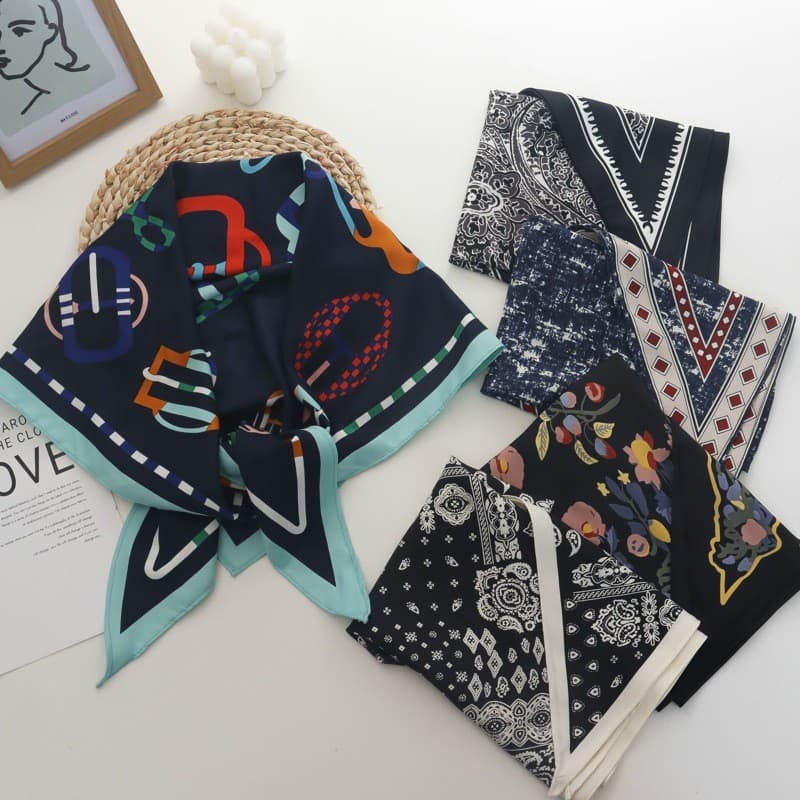 Primavera outono versão coreana novo estilo triângulo cachecol simples sarja seda triângulo xale High-End impresso lenço