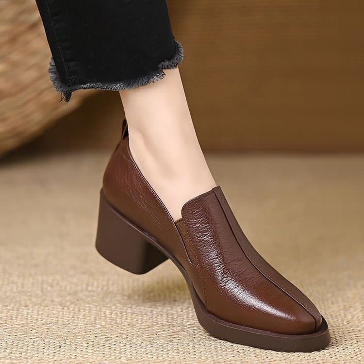 Novo estilo outono inverno 2025, sapatos femininos de couro macio com salto grosso e corte profundo, couro macio verdade