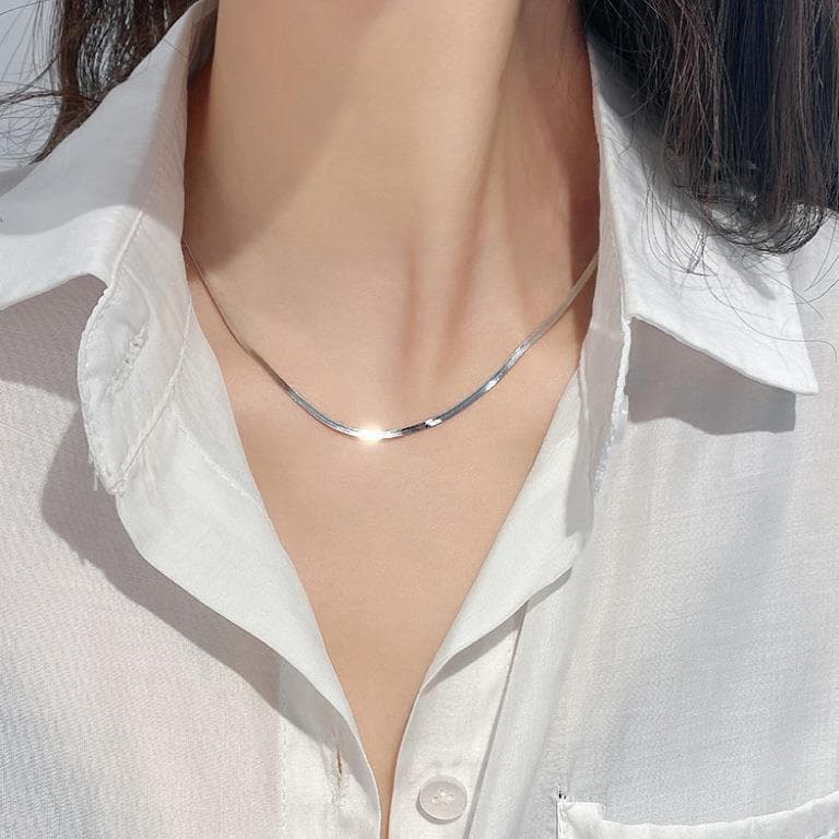 Colar de corrente de osso de cobra plana de aço de titânio combinado feminino, corrente de clavícula de corrente simples