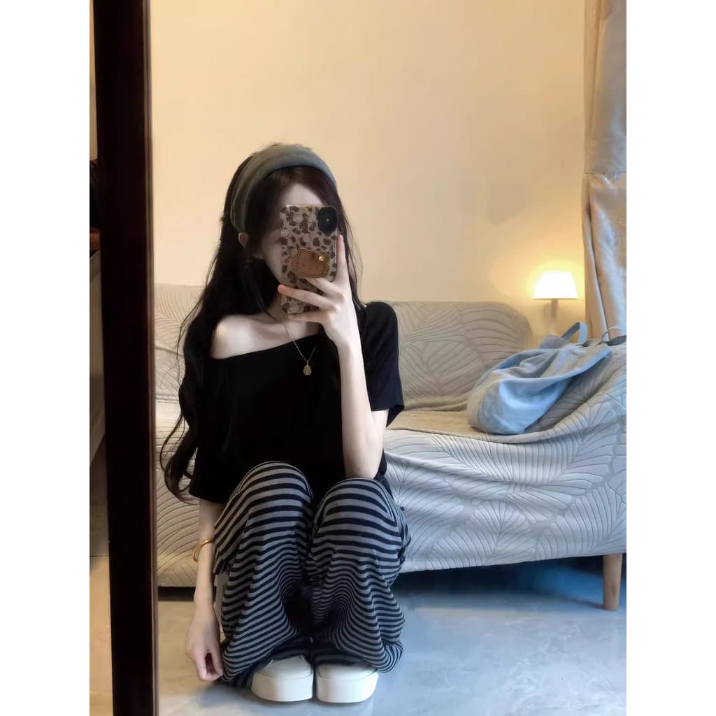 Estilo coreano solto preto Diagonal fora do ombro camiseta de manga curta feminina verão usar sensação solta gigante bon