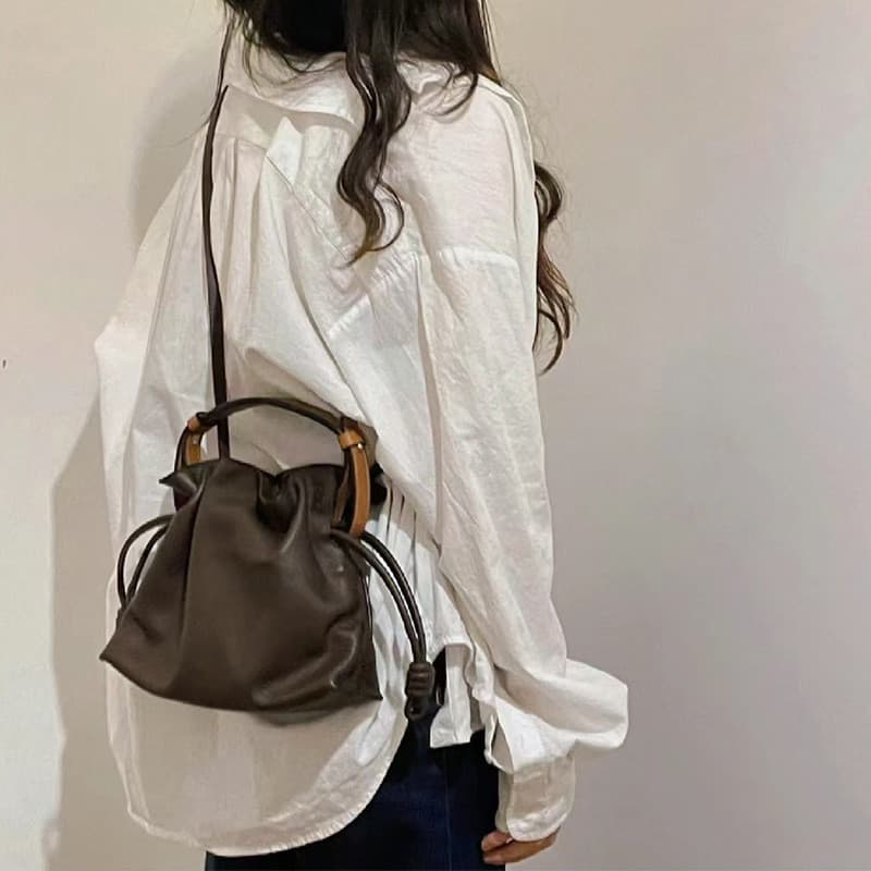 Bolsa de ombro feminina de nicho moderno, couro nuvem, Design Casual, bolsa de ombro novo estilo, bolsa de corda macia.