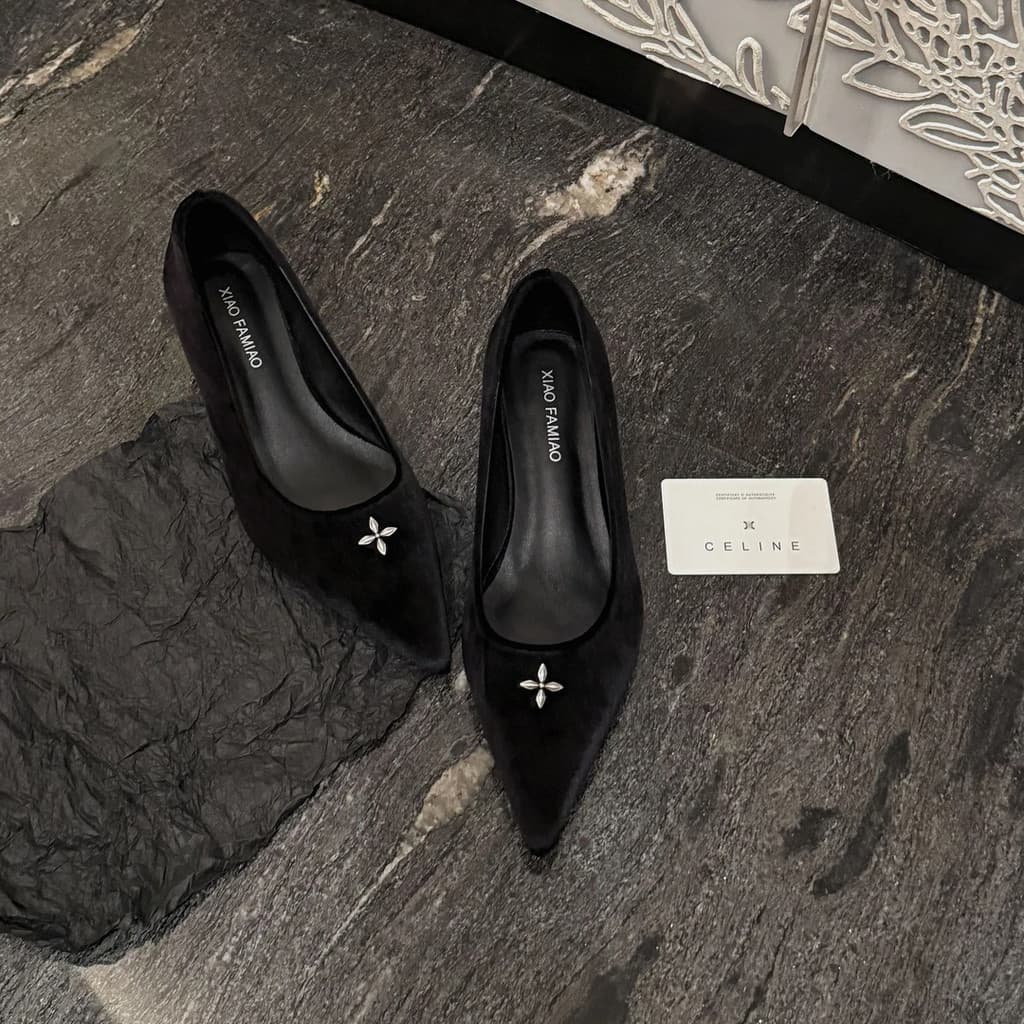 Sapatos femininos de veludo com bico fino e corte baixo, estilo francês, elegantes e versáteis para o dia a dia, com sal