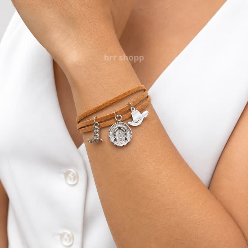 Pulseira fio triplo pingentes bota ferradura e chapéu estlilo boho country sertanejo rodeio