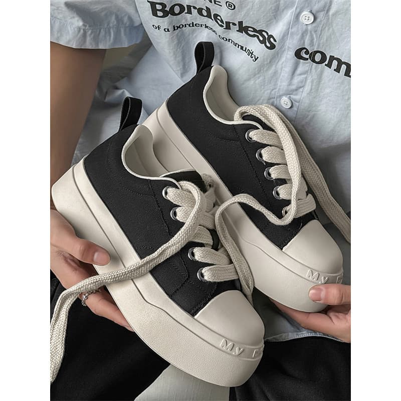 Novo preto branco casal sapatos de lona de sola grossa aumentada Casual carta sapatos de dedo grande masculino nicho pri
