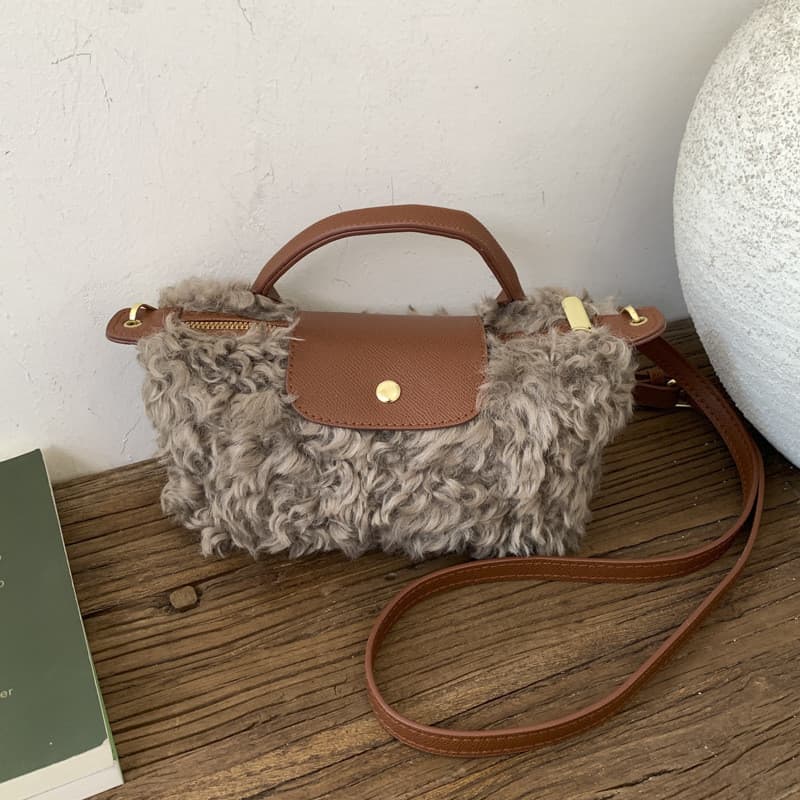 Bolsa peluda elegante e super popular para mulheres, nova bolsa de mão em lã de cordeiro para outono e inverno 2025 79II
