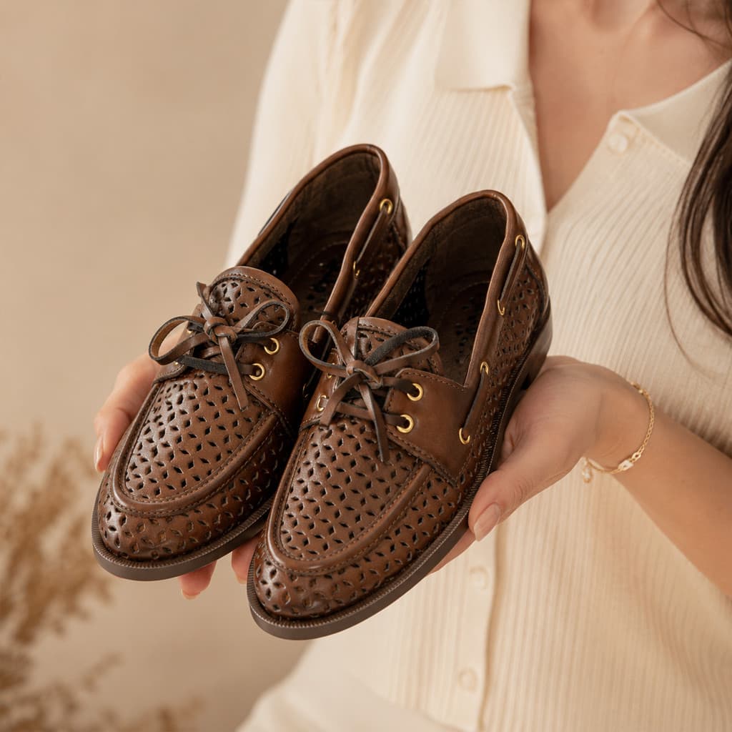 Mocassim Feminino Marrom Vazado com Cadarço Loafer Confortável Salto Baixo Casual para Trabalho