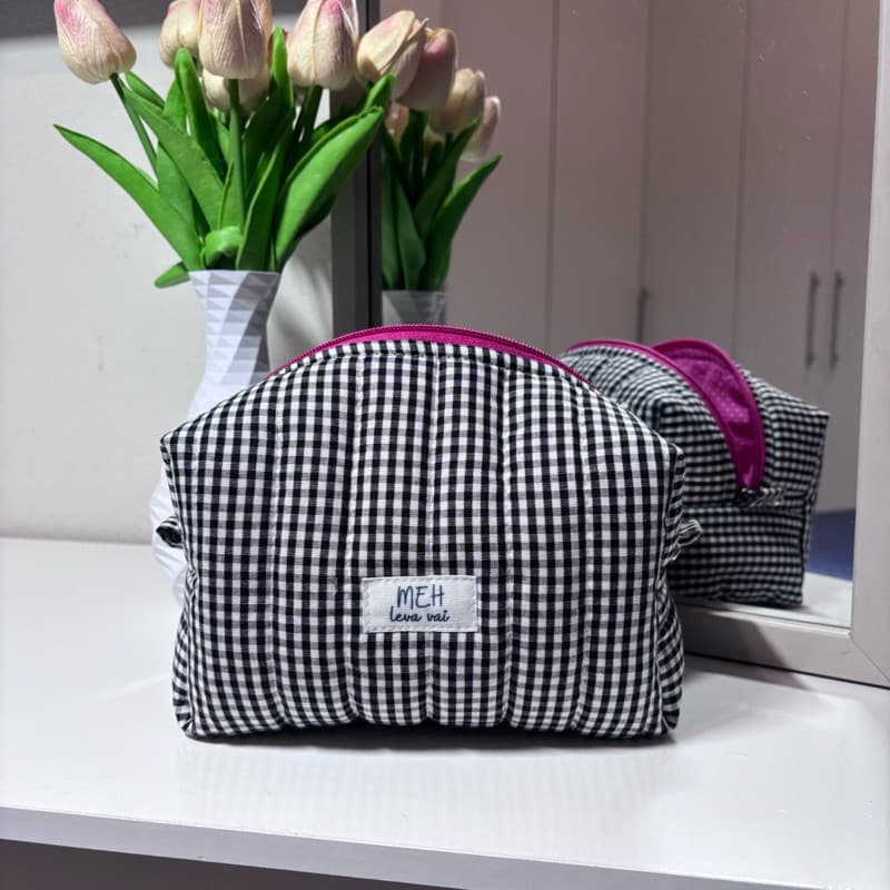 Nécessaire xadrez preta com zíper rosa e forro de bolinhas rosa F6AG NG1L
