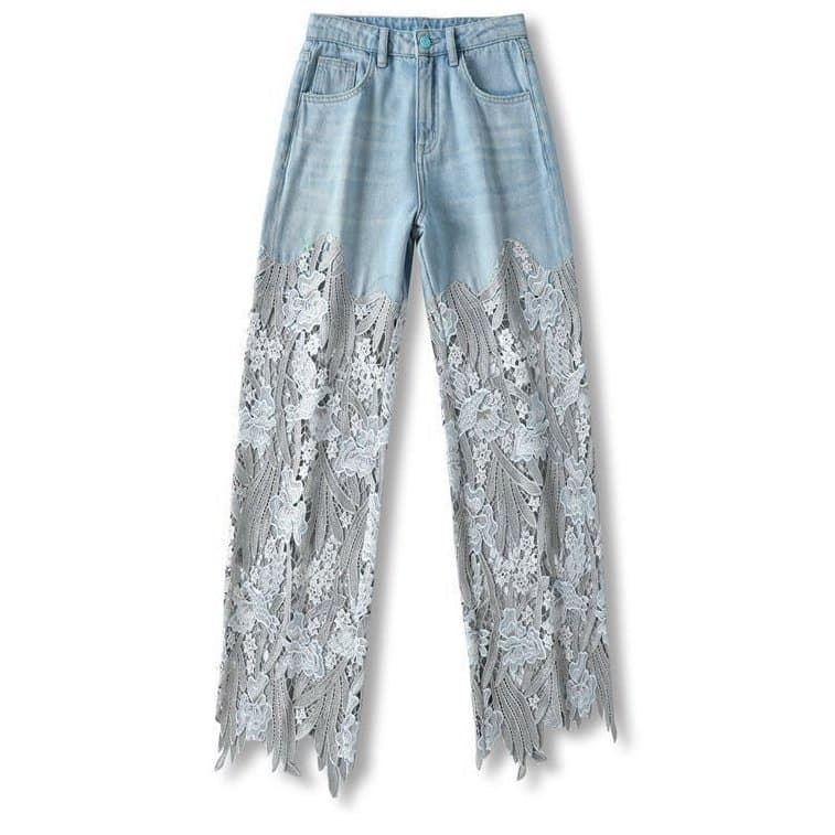 Calça jeans feminina estilo nicho com detalhes em renda, modelo reto e casual para o verão.