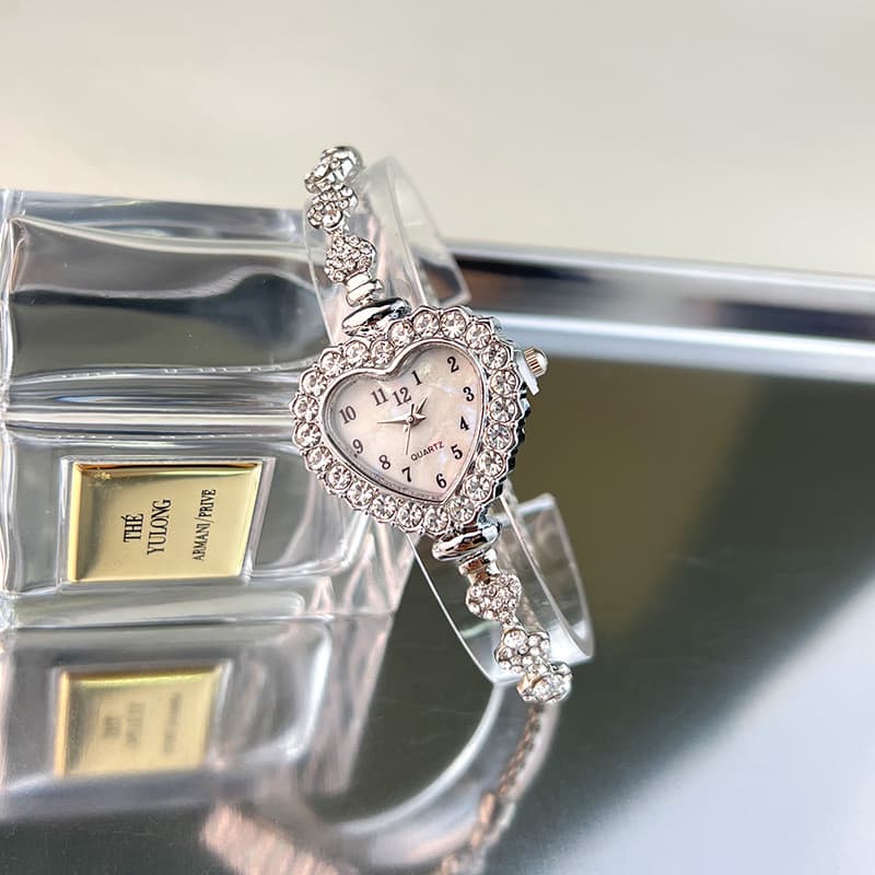 Novo e elegante relógio feminino em formato de coração com pulseira fina, cravejado de diamantes e com pulseira ajustáve
