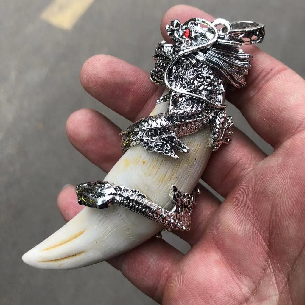 Tel: revista antiga tibetano prata incrustada torneira Retro imitação de dente de javali pingente jóias alça pingente T3