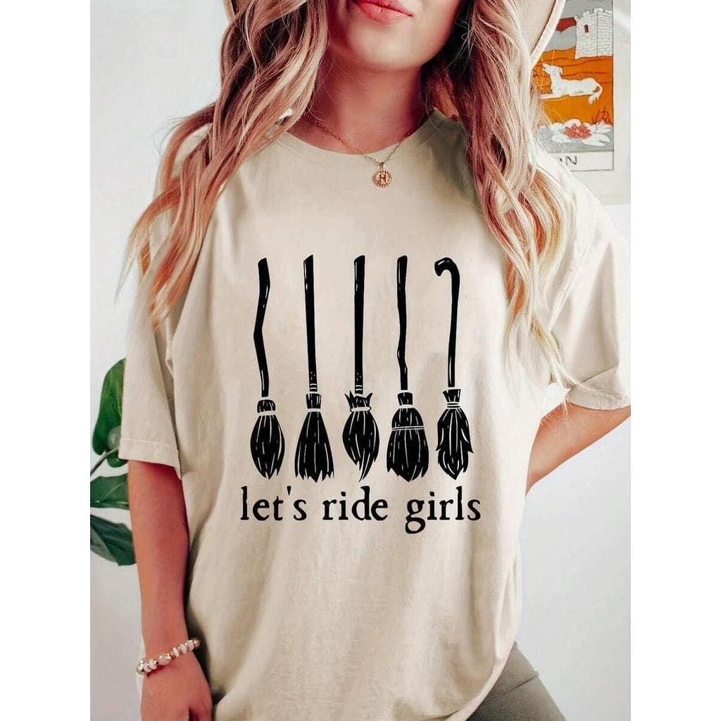 Camiseta Unissex  Halloween 2025 Dia das Bruxas Let_s ride girls Vassouras bruxas