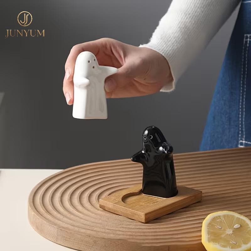 JUNYUM Cerâmica Fantasma Mini Sal Pimenta Shaker Conjunto Divertido Tempero Potes Festa De Casamento Favor Ornamento Par