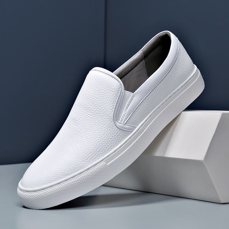 Pequenos sapatos brancos masculinos deslizamento-em mocassins preguiçosos 2025 verão novo estilo couro genuíno oco respi