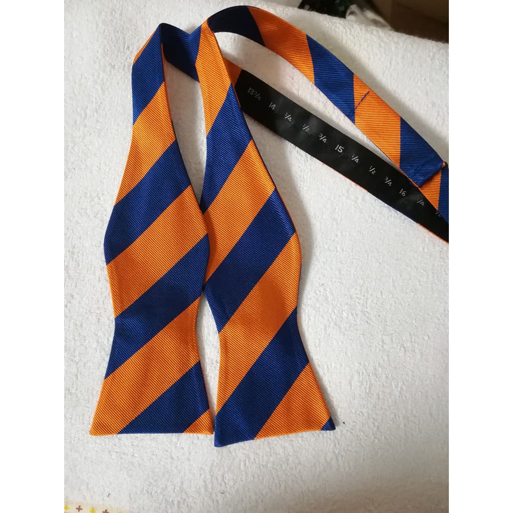 Conjunto de lenço quadrado com gravata borboleta de seda tingida à mão para exportação de comércio exterior laranja