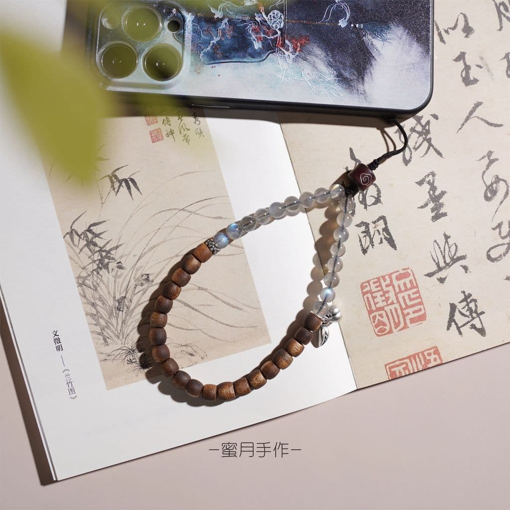 Alça para Telefone de Agarwood Natural de Qinan e Pedra da Lua Cinza com Prata Tibetana e Folha de Caqui, Estilo Chinês