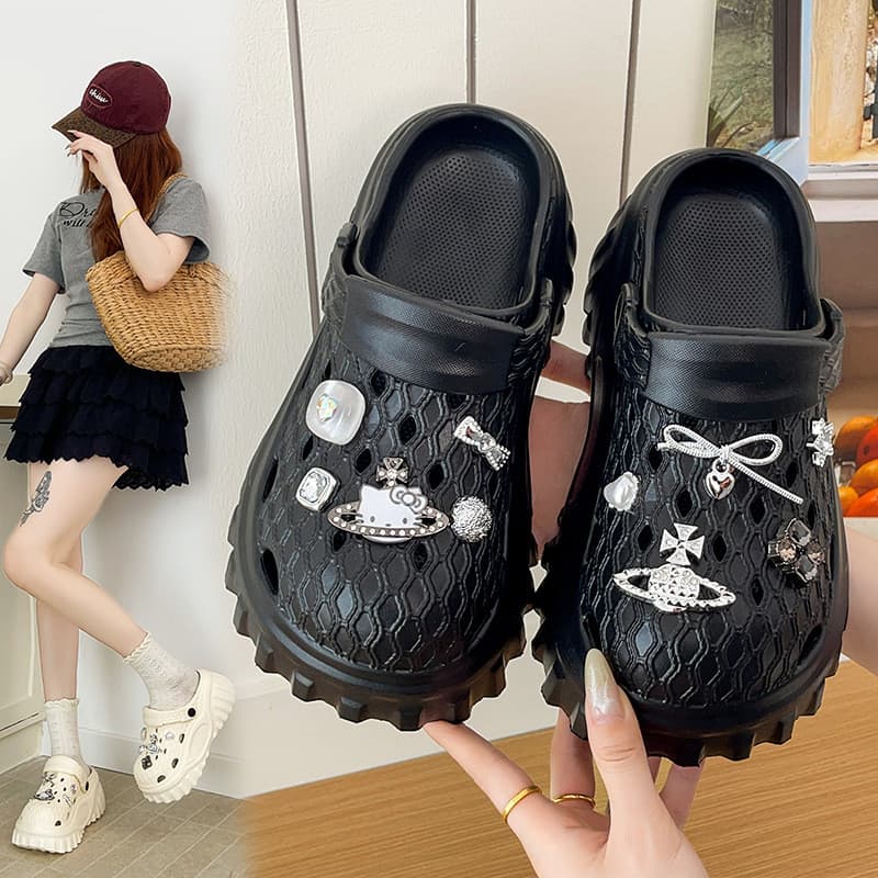 Pequenos sapatos de sola grossa aumentando buraco feminino 2026 verão novo estilo moda duas usar sandálias de merda chin