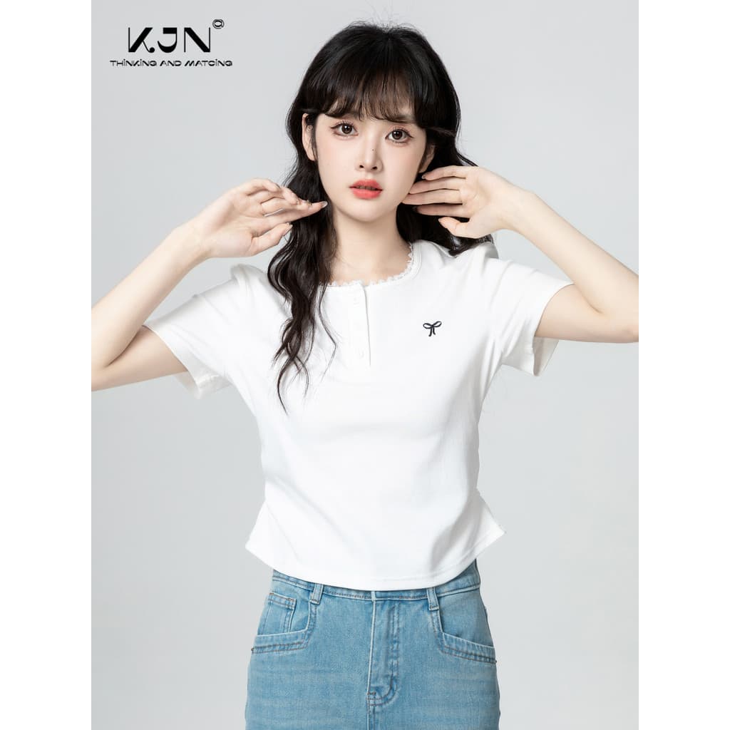 Camiseta de manga curta de renda branca feminina 2026 verão novo estilo plissado cintura estreita mais magro olhar Forma