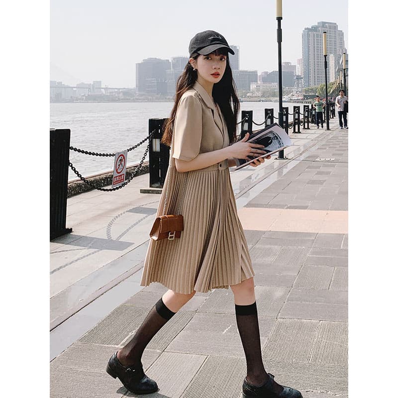 Terno cáqui saia plissada feminina comprimento médio 2026 verão novo estilo versão coreana Commuter profissional vestido