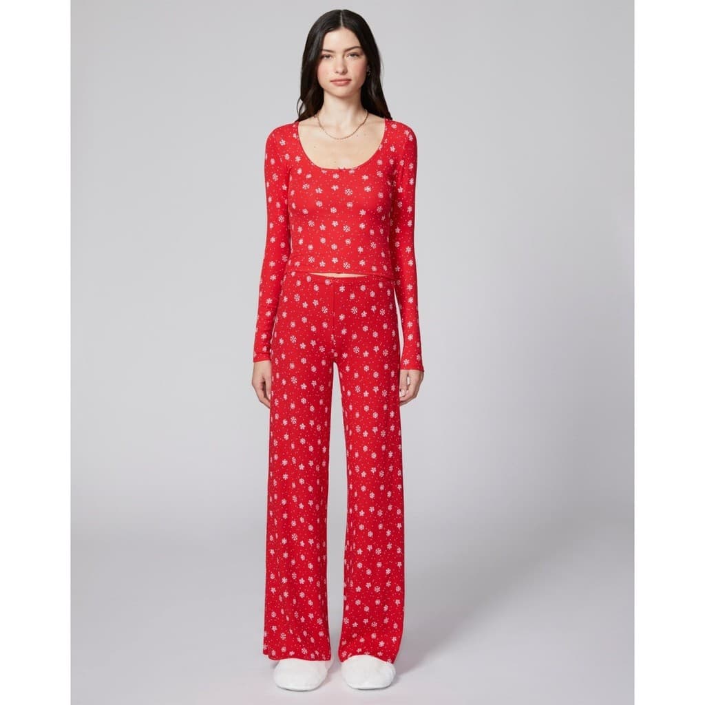 Conjunto de roupa de lazer de duas peças com estampa floral e laço, composto por camisa de manga longa e calça comprida.