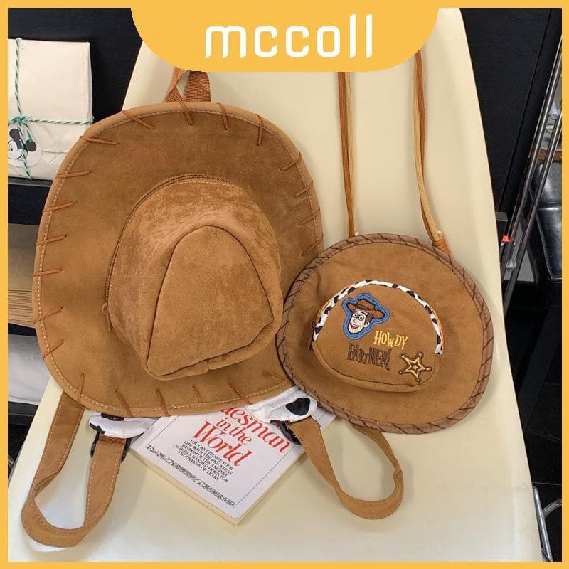 Bolsa de ombro em veludo cotelê com aparência de madeira, com bolso interno e logotipo AGLE.