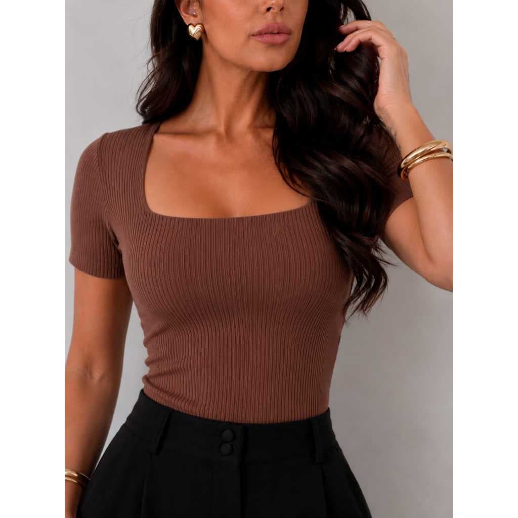 Blusa Feminina Marrom Canelada com Gola Quadrada, Camiseta de Algodão Canelada, Moda Casual, Estilosa e Elegante ATPX