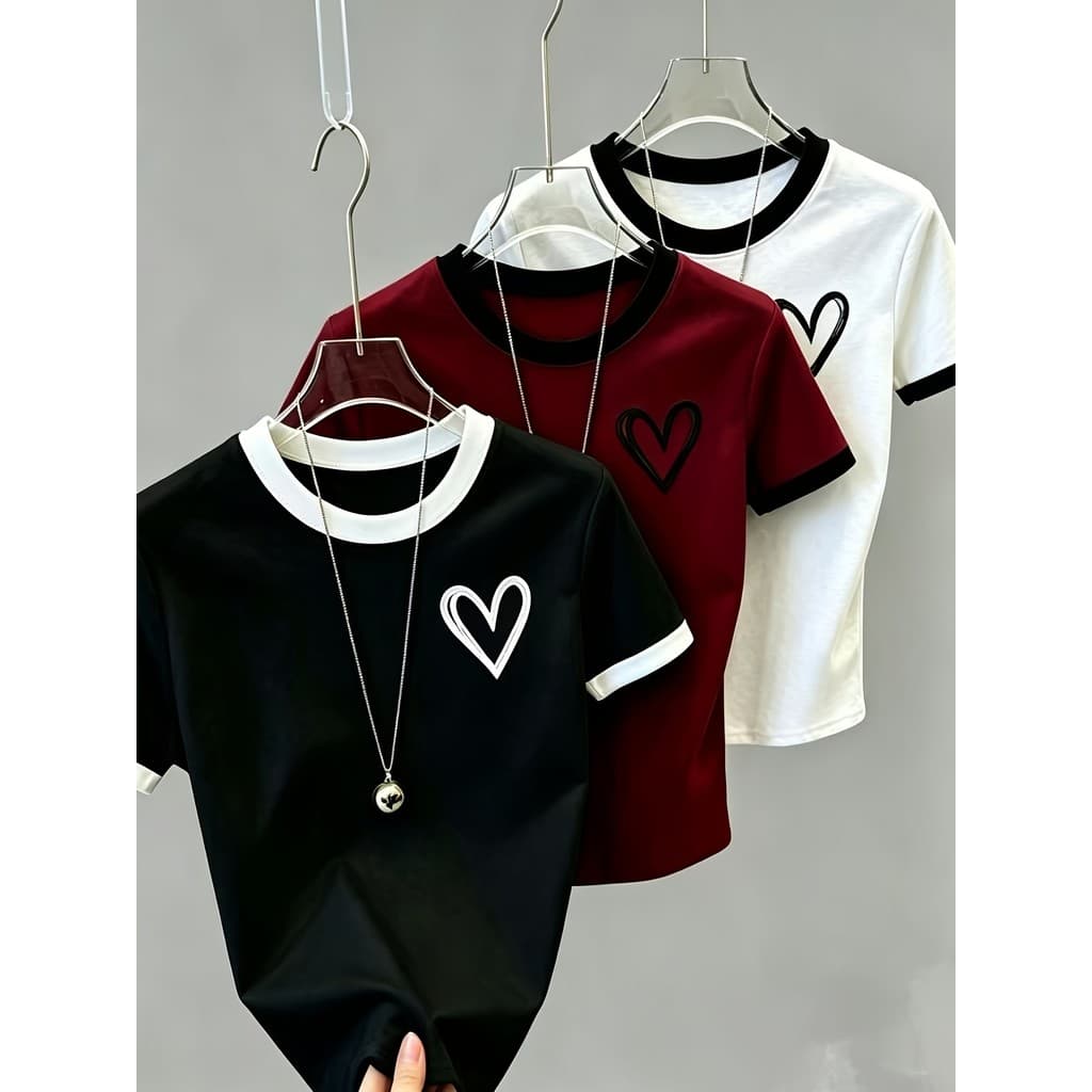 Camiseta YSSS Feminina Edição Especial 2026 com Estampa de Coração em Blocos de Cor - Blusa de Manga Curta