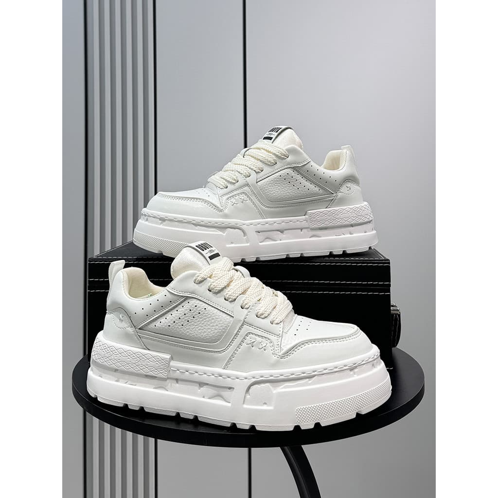 Tênis de sola grossa masculino 2026 novo estilo Street Wear All-Match Casual nicho pão sapatos masculinos aumento intern