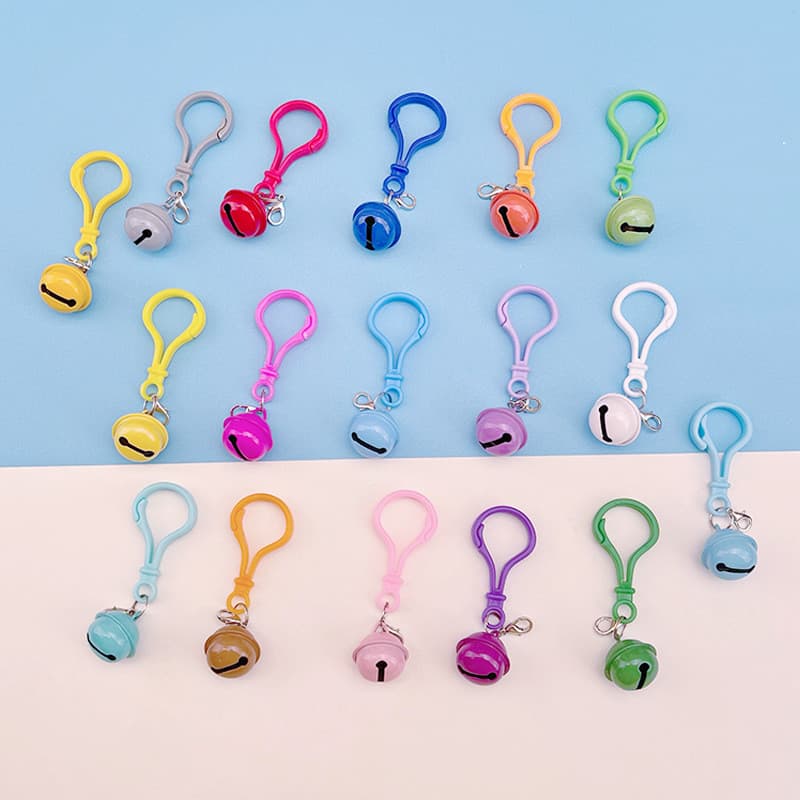 Acessórios de brinquedo em plástico com cores de doces, chaveiro moderno, sino colorido, laço de presente 388V