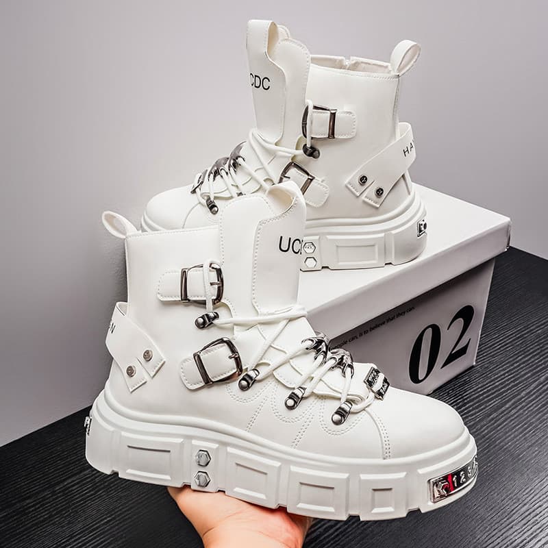 Tênis de cano alto de tamanho grande com fivelas de metal, sapatos de plataforma elegantes, tênis punk de sola grossa.