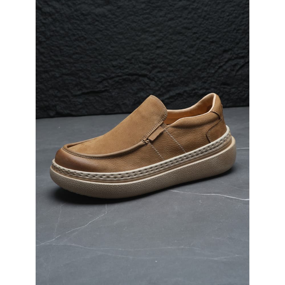 Mocassins masculinos camada superior de couro leve sola grossa 2026 primavera outono britânico na moda masculina desliza
