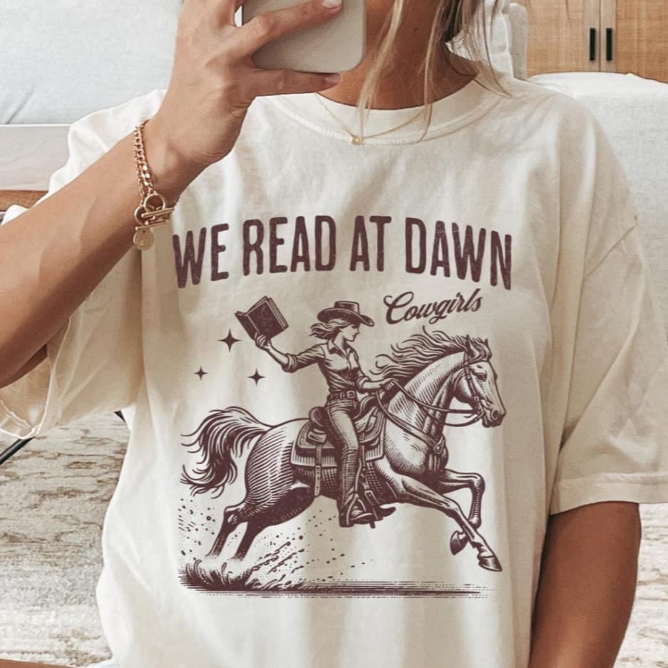 Camisa Camiseta country t-shirt "Read At Dawn Cowgirl"
