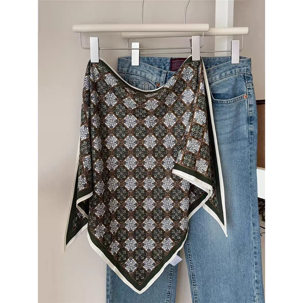 Novo produto de alta qualidade boêmio triângulo cachecol feminino moda nicho bunda cortina simulação seda lenço de seda