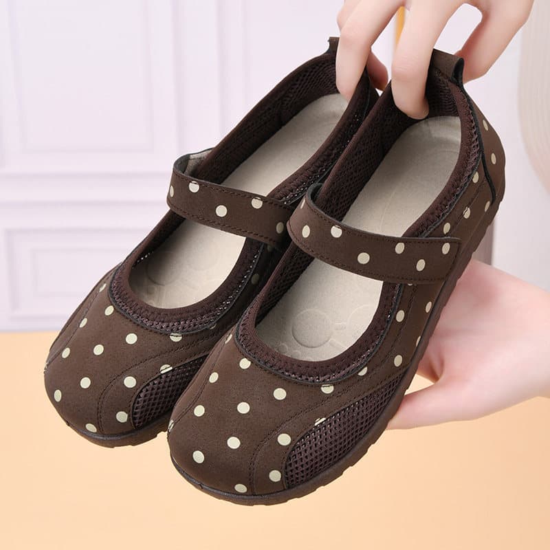 Primavera verão novo estilo velho pequim sapatos de pano feminino malha respirável mãe sapatos sola macia oco Velcro sen