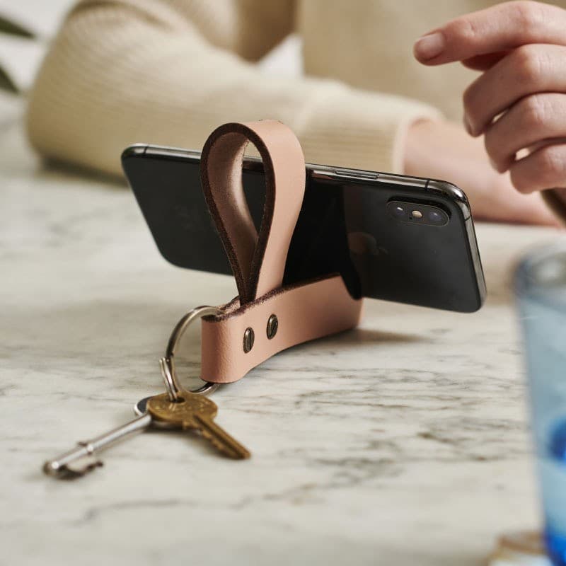 Chaveiro portátil simples couro PU giratório fixo como suporte para celular estojo de armazenamento de chave dobrável