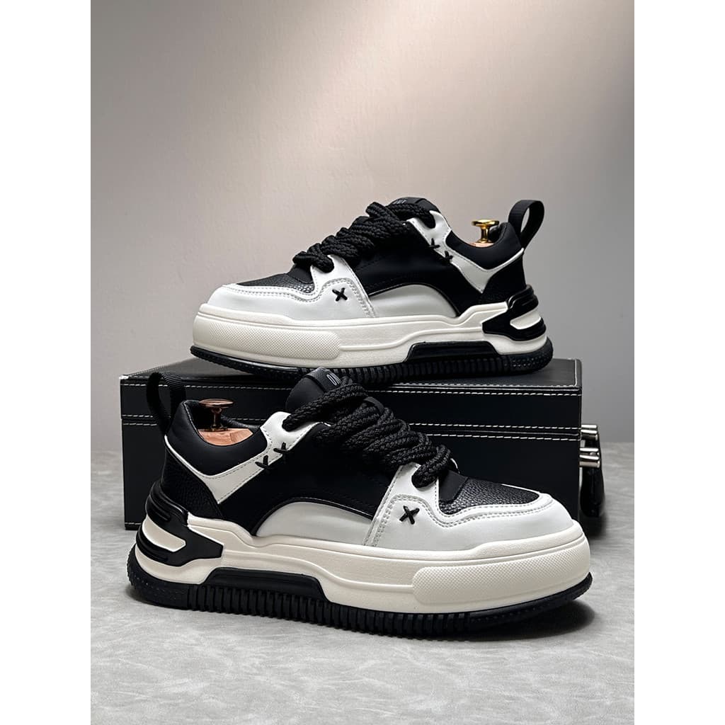 Nicho High-End sapatos de pão masculino 2026 novo estilo Street Wear tênis de sola grossa preto branco cor combinando au