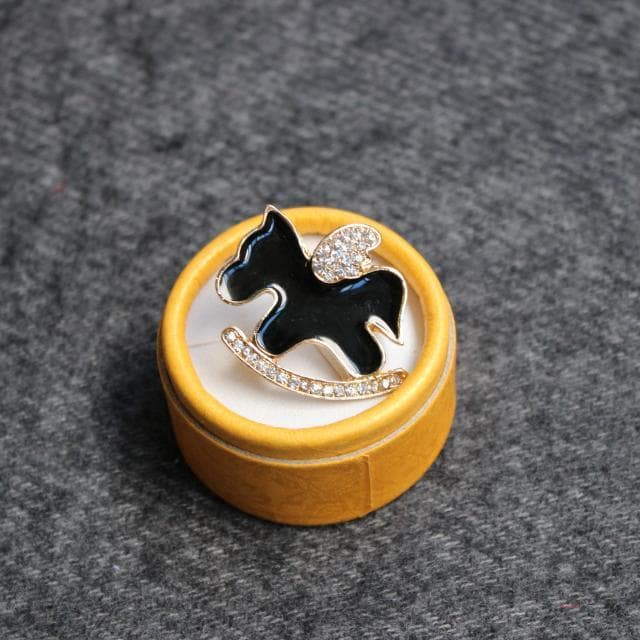 Bonito broche de cavalo de madeira feminino Corsage terno cristal Retro pequeno lenço de seda botão xale botão dupla uti