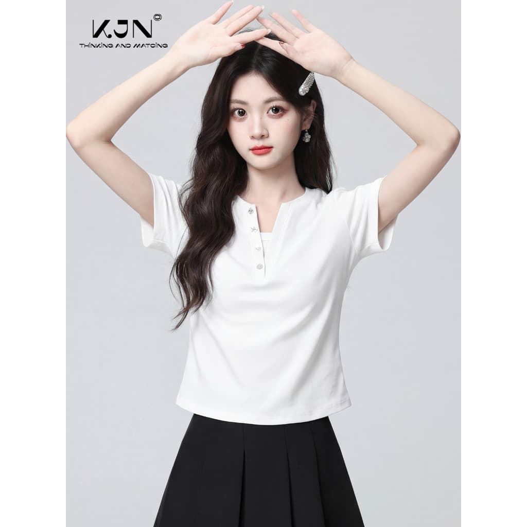 Branco com decote em V de manga curta camiseta feminina 2026 verão novo estilo de cintura estreita mais magro olhar polo