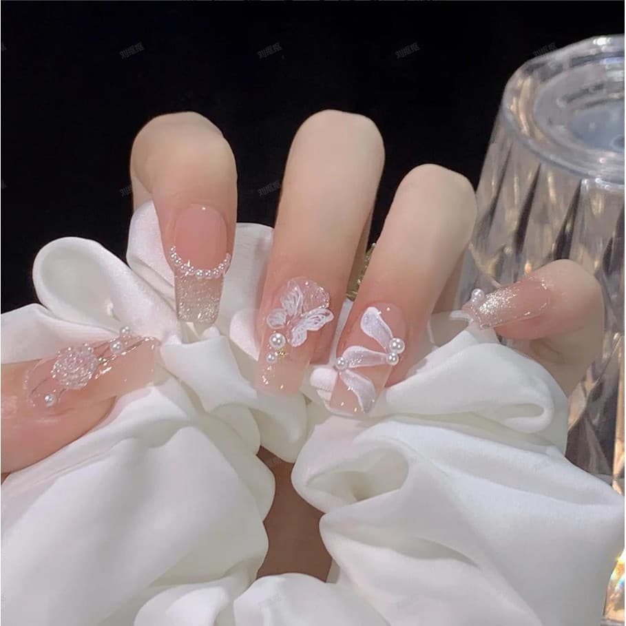 Sessão de fotos de casamento de Ano Novo com um brilho puro e delicado, fitas em estilo francês, cristais de gelo perola