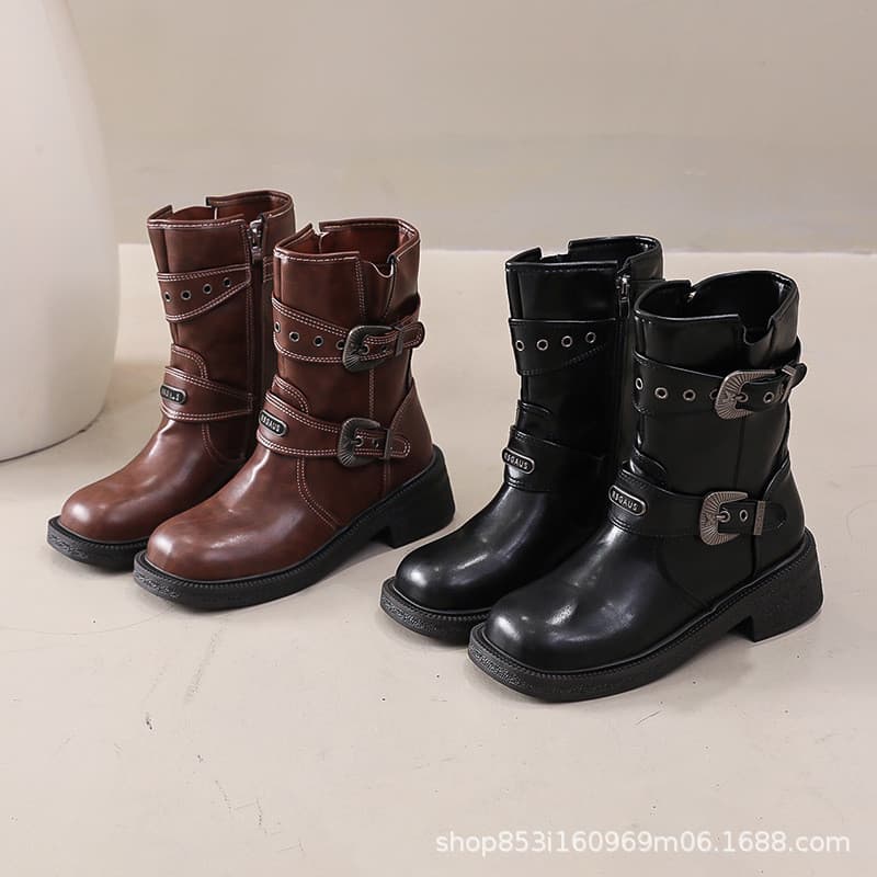 Botas femininas de couro PU estilo motociclista com fivelas e zíperes laterais.