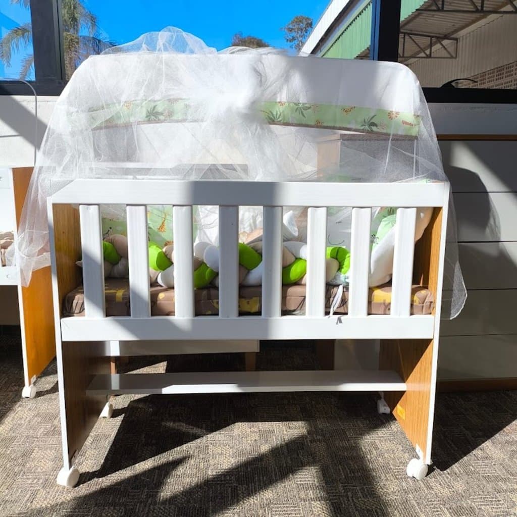 👶 Berço Mini Rubi 5 em 1 com Rodinhas Branco/Madeira Acompanha Colchão