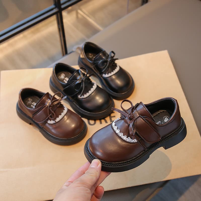 2026 primavera outono novo estilo meninas preto pequenos sapatos de couro crianças meninas desempenho mocassins único sa