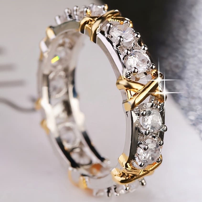 Anel clássico de moissanite banhado a ouro, com um design original em forma de X de quatro cores.