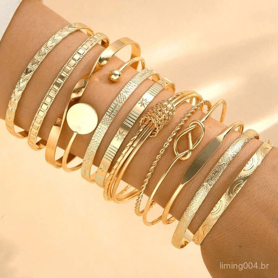 Jogo de pulseiras douradas e prateadas com 5,7e12 peças, em diversas estilos, elegantes, nobres, luxuosos e refinados.