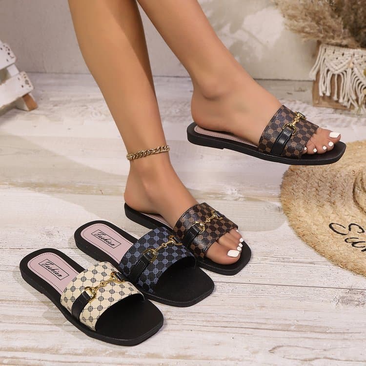 Sandálias femininas de metal estampadas com novo estilo, sandálias estampadas de estilo leve e luxuoso, chinelos de verã